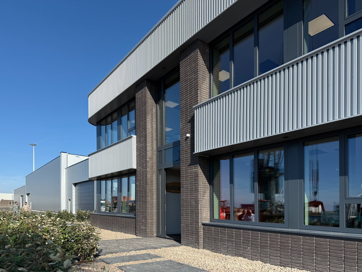 In de industriehaven in Harlingen is een loods verbouwd tot een kantoor met veel openheid voor Nesta Shipping. In de weidse omgeving zijn krachtige gebaren gemaakt met royale raamstroken en ver uitstekende gevelbanen bekleed met aluminium beplating met een diepe blokprofilering.