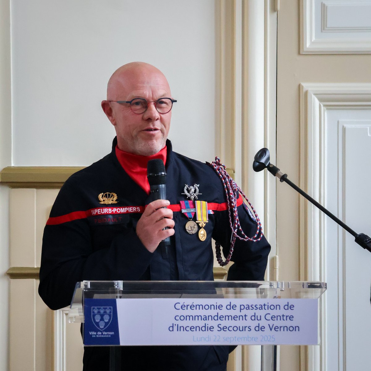 🧑‍🚒 Passation de commandement chez les pompiers
Ce lundi, s'est tenue une belle cérémonie de passation sur le parvis de l'hôtel de ville :

l’occasion de souhaiter la bienvenue au capitaine Pascal Bidault, nouveau chef des sapeurs-pompiers de Vernon,
mais aussi de remercier le