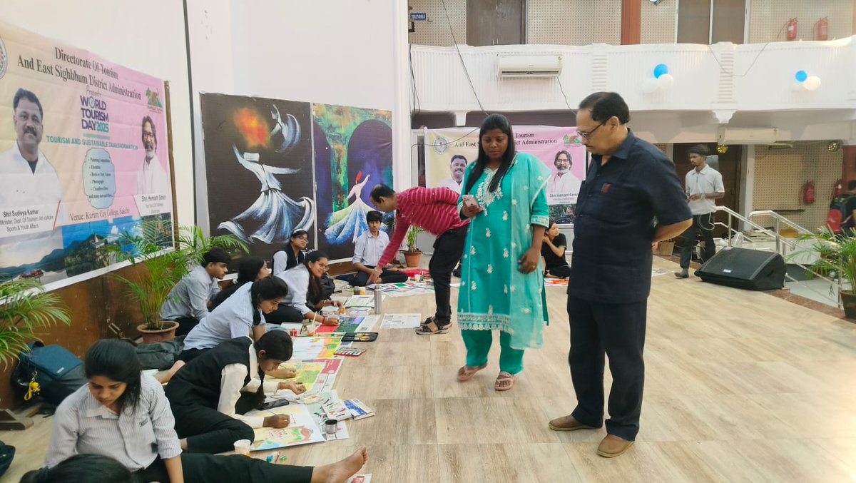 dspojsr's tweet photo. विश्व पर्यटन दिवस 2025 पर जिला खेल पदाधिकारसह पर्यटन नोडल पदाधिकारी रूपा रानी तिर्की, DLTS मनीष जोंको के मार्गदर्शन में करीम सिटी कॉलेज, साकची में चित्रकला प्रतियोगिता आयोजित हुई। छात्रों ने उत्साह से भाग लेकर कला के माध्यम से संस्कृति, पर्यटन व पर्यावरण संरक्षण का संदेश दिया। https://t.co/By4NYY4KhK