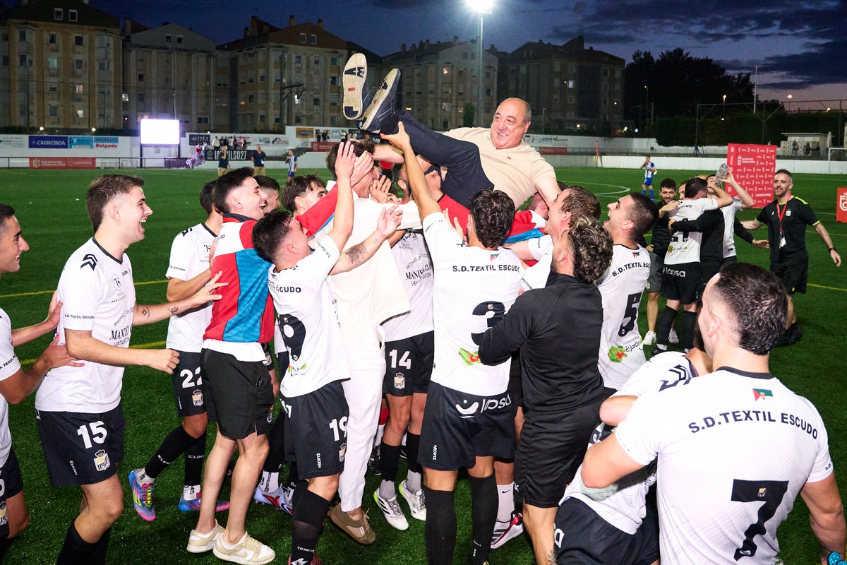 Real Federación Cántabra de Fútbol (@rfcf_es) on Twitter photo 🎉🏆 La S.D. <a href="/textilescudo/">SD Textil Escudo</a> , ganador de la COPA RFCF VICENTE PÉREZ SOBERÓN, disputa mañana la ida de la previa de #CopaDelRey
Si superan la eliminatoria ante la SD Negreira (A Coruña), ¡se enfrentarán a un equipo de 1ª División! 🔝⚽💪
¡A por todas!💪⚫️⚪ 🎉🏆 La S.D. <a href="/textilescudo/">SD Textil Escudo</a> , ganador de la COPA RFCF VICENTE PÉREZ SOBERÓN, disputa mañana la ida de la previa de #CopaDelRey
Si superan la eliminatoria ante la SD Negreira (A Coruña), ¡se enfrentarán a un equipo de 1ª División! 🔝⚽💪
¡A por todas!💪⚫️⚪