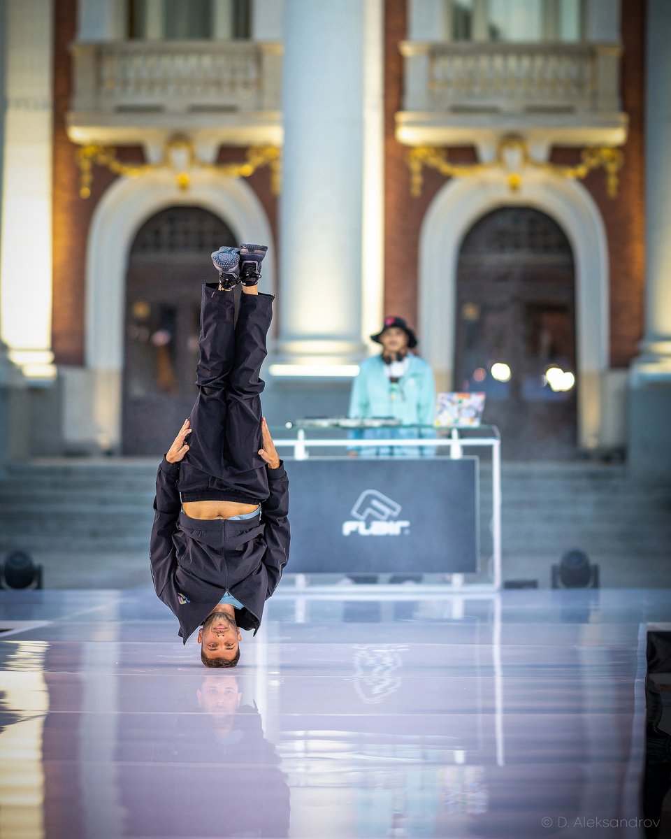 There is absolutely nothing wrong with this photo 📷
.
.
.
Shot with Canon R5mkII, Canon RF 85 1.2 at CodeFashion Runway 📷. No Photoshop.