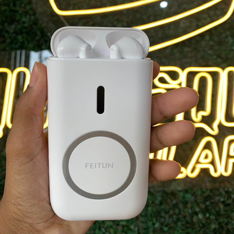 Quiosquecell's tweet photo. 🎧 Conheça o FEITUN B1 – praticidade em um só produto!
👉 Fones sem fio para sua música
👉 Carregamento sem fio para seu celular
👉 Power bank portátil para não ficar sem bateria

Tudo isso em um design compacto e moderno ⚡👌 https://t.co/mbIqIutfK9