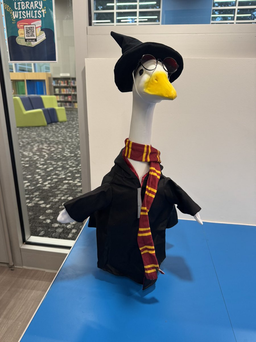 MohawkReads's tweet image. 🪄The Mohawk Library had to join in on the porch goose fun! Students get to choose her name, Glenda or Goldie! She is ready for Halloween in her Harry Potter costume! #mohawkreads #librariesinrisd #risddreambig
