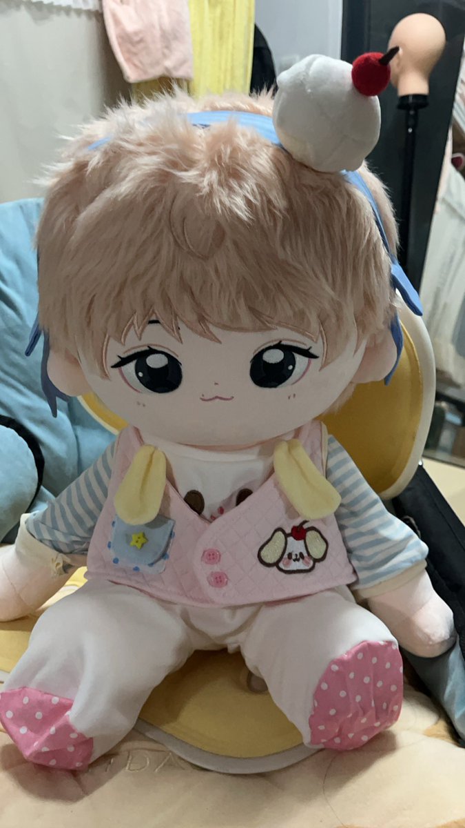 aZhu2005's tweet photo. #BAEKHYUN 최근에 팬이 만든 백현이 인형을 샀는데 백현이와 에리들이 함께 이름을 지어주려고 했는데 생각이 안 나요😫@B_hundred_Hyun #BAEKHYUN https://t.co/zjJ0AaT452