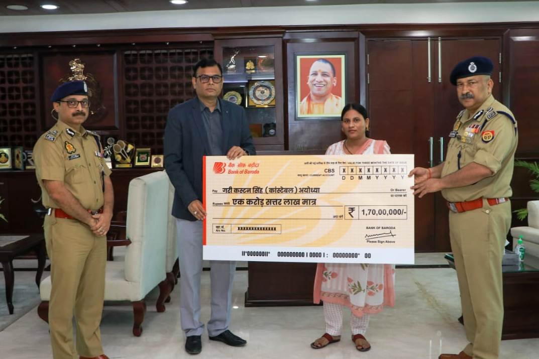 लखनऊ : DGP ने मृत पुलिस कर्मियों के आश्रित परिजनों को बांटे चेक

➡आश्रित परिजनों को पुलिस सैलरी पैकेज के तहत चेक सौंपे
➡पुलिस सेलरी पैकेज के तहत स्वीकृत धनराशि के चेक सौंपे
➡मृत आरक्षी विकास पांडे के परिजरों को 1.85 करोड़ का चेक
➡मृत आरक्षी शिवम के परिजरों को 1.70 करोड़ का