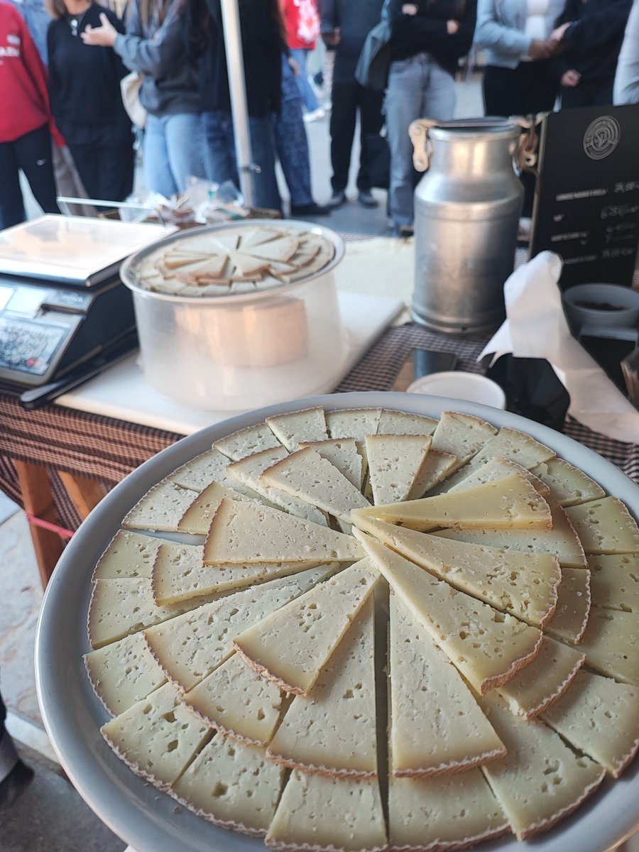 33 persones van gaudir aquest dimarts de la ruta i tast agroecològic pel mercat de Vic que van organitzar membres del projecte #SWIFT per la #NitRecerCAT.