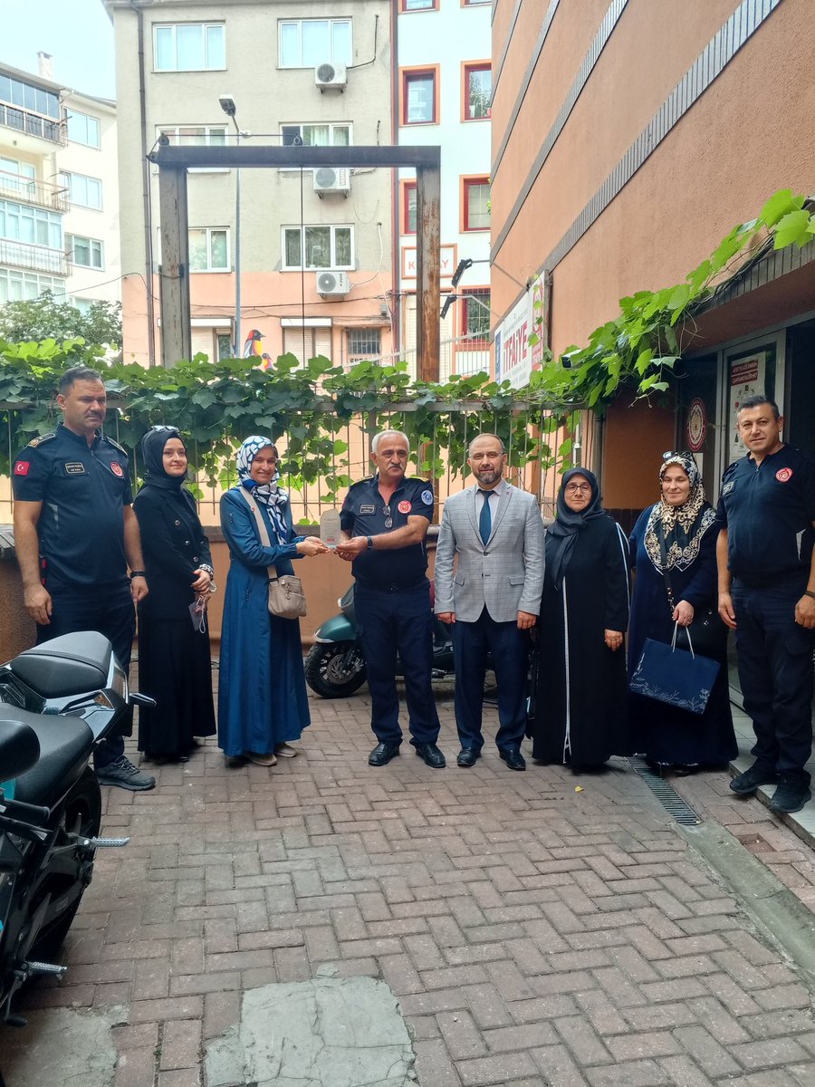 311 yıldır cesaretle alevlere, merhametle insana koşan İtfaiye Teşkilatımızın İtfaiyecilik Haftası’nı kutluyoruz.İlçe Başkanımız Ali Öncel, Kadın Kollarımız ile birlikte Zafer İtfaiye İstasyonu’nu ziyaret etti. Kadın Kolları Başkanımız, günün anısına Grup Amiri’ne plaket verdi.