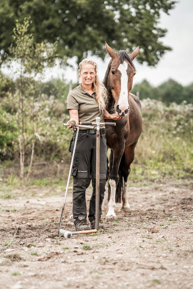 🐴"IK KON DE EERSTE SNEDE METEEN AAN DE PAARDEN VOEREN." De ondernemende Janneke Langen  is eigenaresse van De Avonturentuin | EQOSYSTEMS B.V. in Overloon en specialist in paardenweides. Haar motto: een gezonde paardenweide start met een gezonde bodem. 👀bit.ly/4831ALk