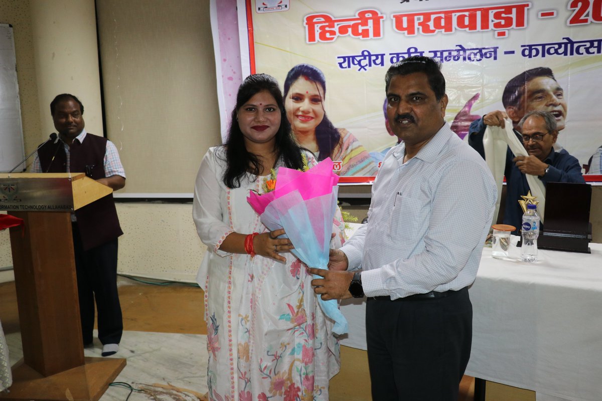 हिंदी पखवाड़ा के अंतर्गत राष्ट्रीय कवि सम्मेलन का आयोजन  26 सितम्बर को किया गया. कवियों डॉ सुमित्रा शरण , अखिलेश द्विवेदी , धर्मेन्द सोलंकी एवं शैलेन्द्र मधुर ने हास्य , श्रृंगार व वीर रस से ओत्र- प्रोत कर दिया