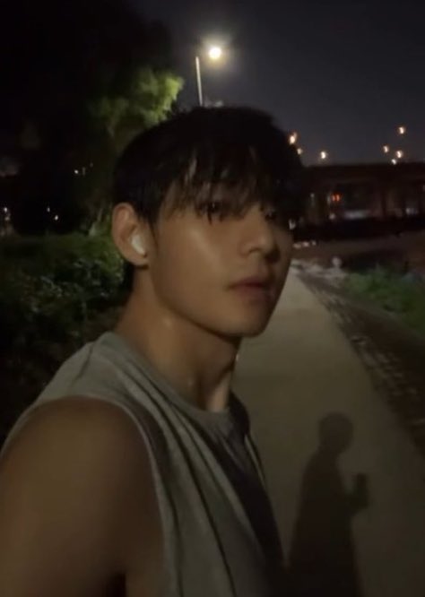 [INFO] Kmedia article reporting on Taehyung running 10K and looking flawless as ever while doing is trending on Naver