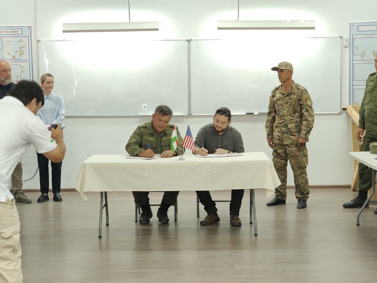 Пажӯҳишгоҳи Идоракунии Амниятии Иёлоти Муттаҳида як семинарро барои ҳамтоёни тоҷик оид ба вокуниши гражданӣ-ҳарбӣ ба офатҳои табиӣ, зери роҳбарии ИМА баргузор намуд. Якҷоя, онҳо нақшаҳоеро барои вокуниши фаврӣ, бехатар ва ҳамаҷониба ба заминларзаҳо, обхезиҳо ва дигар ҳолатҳои