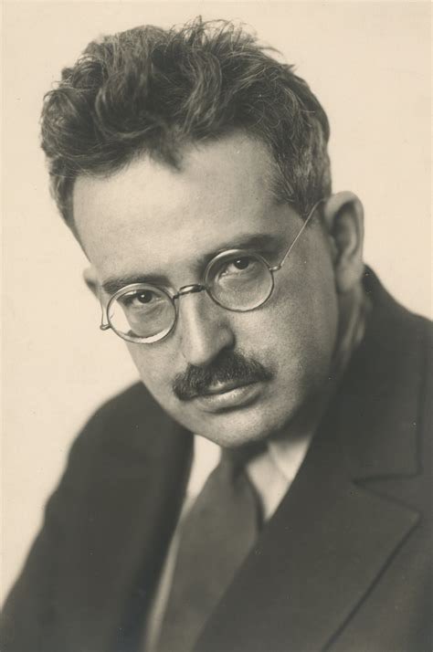 JacobinBrasil's tweet photo. Neste dia, em 1940, o filósofo marxista Walter Benjamin morreu enquanto tentava escapar das tropas militares nazistas.

Benjamin foi um dos teóricos culturais mais influentes do século passado e seu compromisso com as ideias marxistas permeiam seu deslumbrante legado intelectual. https://t.co/LOzWjGMrJq