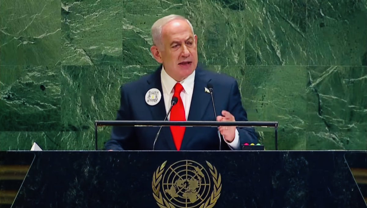 רה״מ אומר בקול ברור את מה שכל העולם צריך לשמוע.

״לא תתחמקו מהסופה של הג׳יהאד באמצעות הקרבת ישראל. הפכתם טוב לרע ורע לטוב.״

״לתת לפלסטינים מדינה צמוד לירושלים - זה כמו לתת לאל קאעידה מדינה צמוד לניו יורק.״

״מנהיגים בעולם מתקפלים תחת הלחץ. אתם לא מגישים כתב אישום נגדנו, אלא נגד