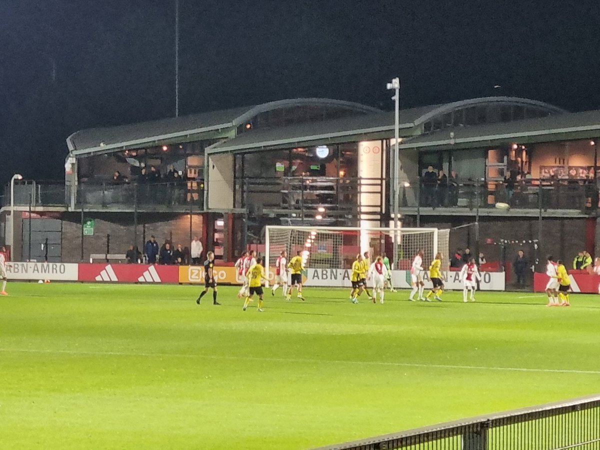 Rust op De Toekomst. Prima openingsfase van VVV, verdiende 0-1 voorsprong dankzij een puike vrije trap van Matoug. De geelzwarten verzuimden de 0-2 te scoren en kregen daarvoor de rekening gepresenteerd. Jong Ajax kwam op 1-1 en werd steeds gevaarlijker, VVV slordiger. #jajvvv