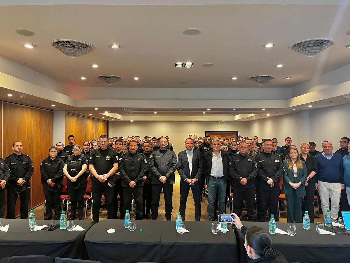 🚔 Con la incorporación de la Unidad Regional V de Puerto Iguazú, la Policía de Misiones alcanza el 100% de cobertura de firma digital en jefes y oficiales: 2.653 efectivos ya gestionan trámites de forma ágil, moderna y segura.
#TransformaciónDigital #PolicíaDeMisiones