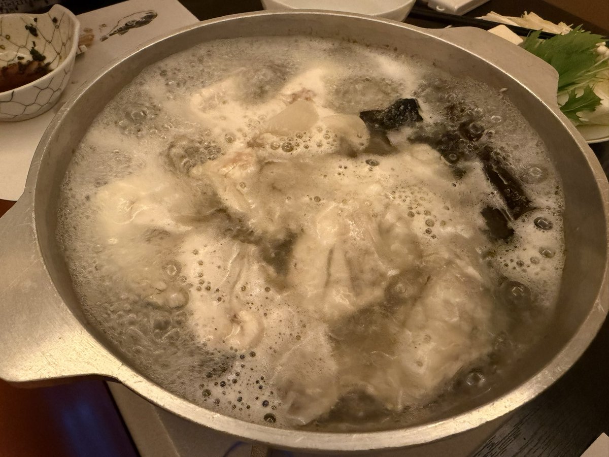 NBk52m's tweet photo. 夕食は下関 ふく処さかいでフグを食べた
これ二人分？って思うほど、刺身の量が凄い！
刺身、唐揚げ、白子、鍋、〆の雑炊まで全て美味しかった
特に刺身と白子は感動ものだった
#旅行　#山口 https://t.co/PgtrOLs5nq