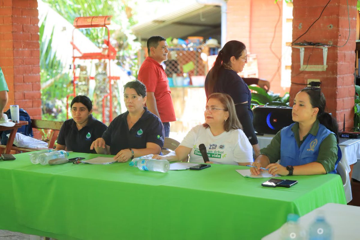 En esta actividad, se sembraron 1000 candelías de Manglar rojo en el territorio para contribuir a la conservación de ese Ecosistema, como parte de las acciones de la campaña de la #ProcuradoraDDHH <a href="/RaqueldeGuevara/">Raquel de Guevara</a> #YoMeComprometo, impulsada gracias al apoyo de <a href="/UNES_ElSalvador/">UNES</a>.