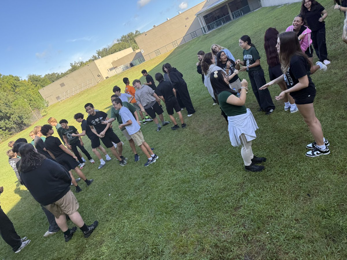 WalkerMiddleIB's tweet image. Year 3 students collaborated with Rock-Paper-Scissors, Bottle Flipping &amp;amp; Paper Airplanes during team building today! 🐺💚 #Balanced #Reflective @HillsboroughSch @iborganization