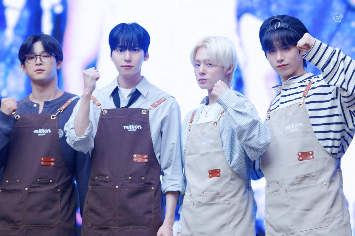[ 250920 ]

커피프린스 칭다오점 🥤

#KEONHEE #건희 #LEEDO #이도 
#HWANWOONG #환웅 #XION #시온
#ONEUS #원어스