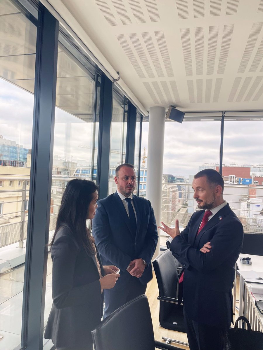 At the Representation of the State of Hessen to the European Union, H.E. Ambassador Danijel Apostolović delivered an insightful introductory speech, providing a comprehensive overview of Serbia’s EU accession process and the current internal political landscape. His remarks set