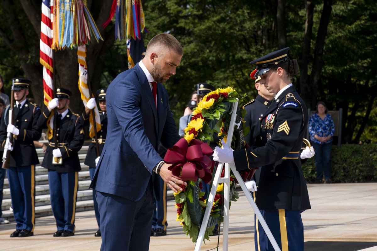 Earlier this week, our commanding general, Brig. Gen. Antoinette Gant, hosted @Commanders tight end Zach Ertz at @ArlingtonNatl as he laid a wreath at the Tomb of the Unknown Soldier. The ceremony was supported by Soldiers from the 3d U.S. Infantry Regiment (The Old Guard) and https://t.co/un0DwehowV