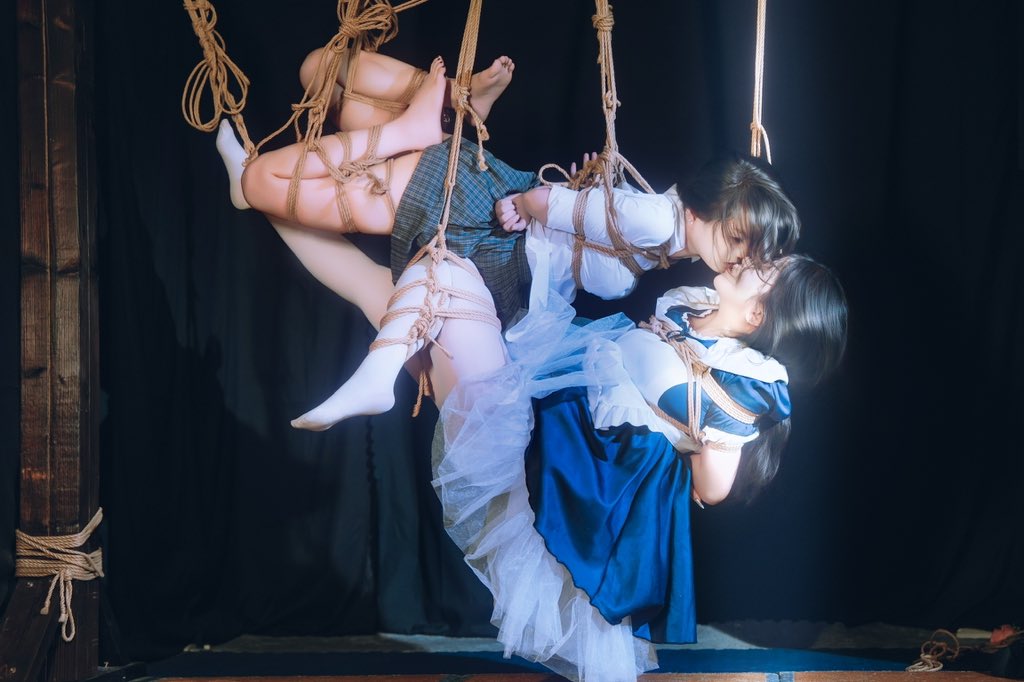 -天使降临-

top：<a href="/mianmian2338091/">绵绵</a> 
bottom：<a href="/gcxz3767/">愛</a> 
🪢：<a href="/kenji_kojima/">kenji_kojima 徐双</a> +另一个陌生缚手
📹：<a href="/MrTogether1227/">Mr.Together</a> 
📍：<a href="/lan_shibari/">岚绳社</a>
参考：<a href="/SteveShibari/">Steve Freeman Forever</a>

#捆绑 #绳艺 #shibari #摄影 #艺术