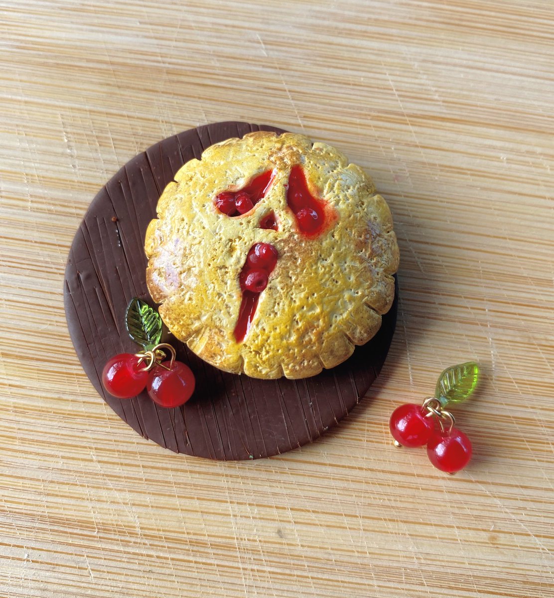 kyaabaird's tweet image. Scary Snacks ❤️

I hope you find these fun food pieces as cute as I do.

All pizzas come w/ a free mini pizza slice magnet 

Scary cherry pie &amp;amp; spooky pizza magnets are now available