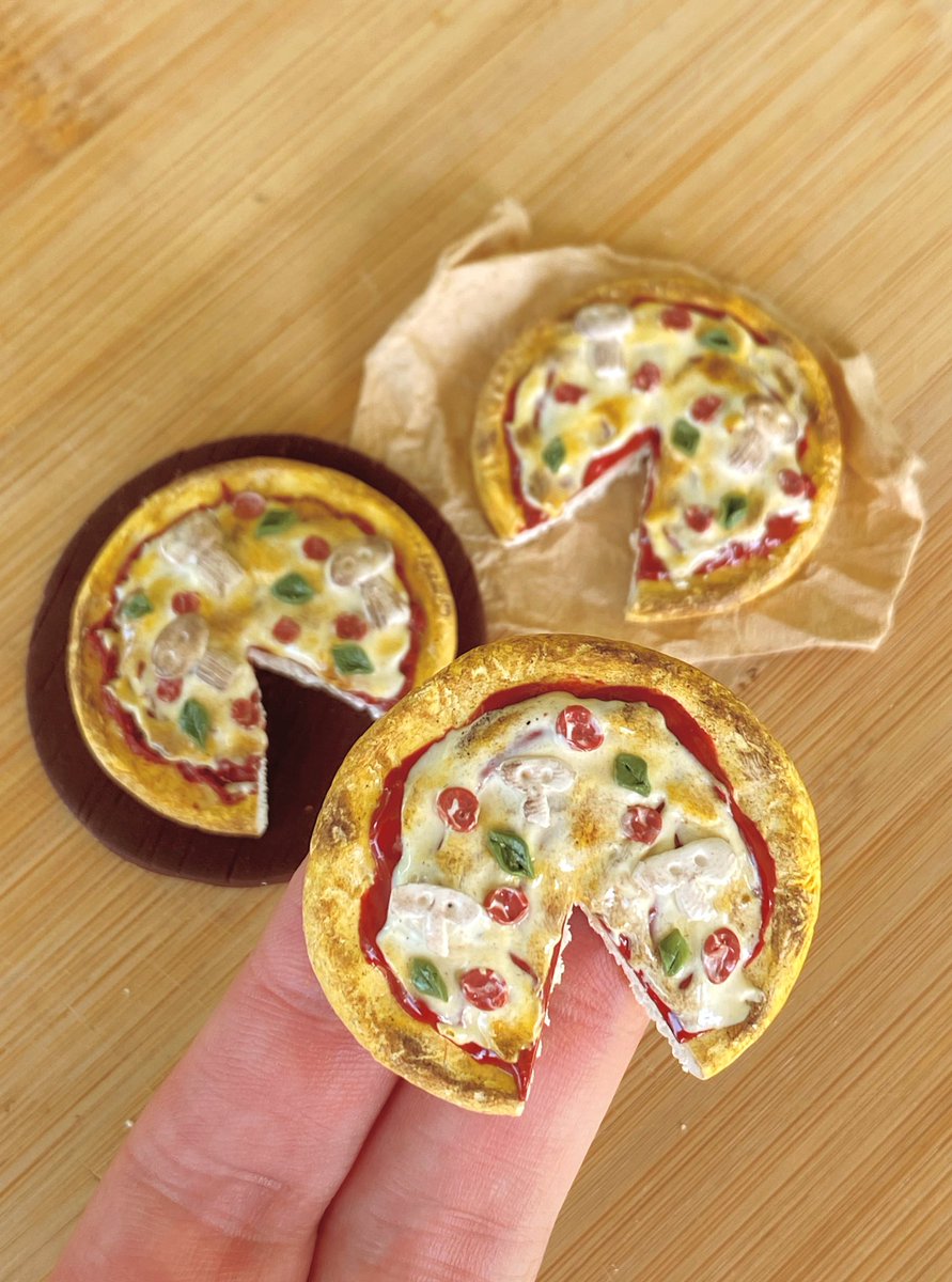 kyaabaird's tweet image. Scary Snacks ❤️

I hope you find these fun food pieces as cute as I do.

All pizzas come w/ a free mini pizza slice magnet 

Scary cherry pie &amp;amp; spooky pizza magnets are now available