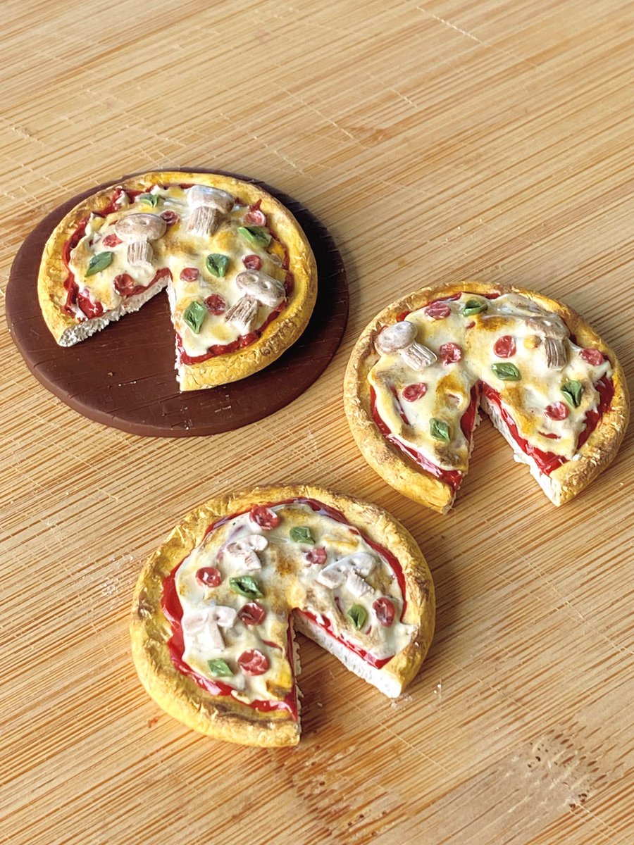 kyaabaird's tweet image. Scary Snacks ❤️

I hope you find these fun food pieces as cute as I do.

All pizzas come w/ a free mini pizza slice magnet 

Scary cherry pie &amp;amp; spooky pizza magnets are now available