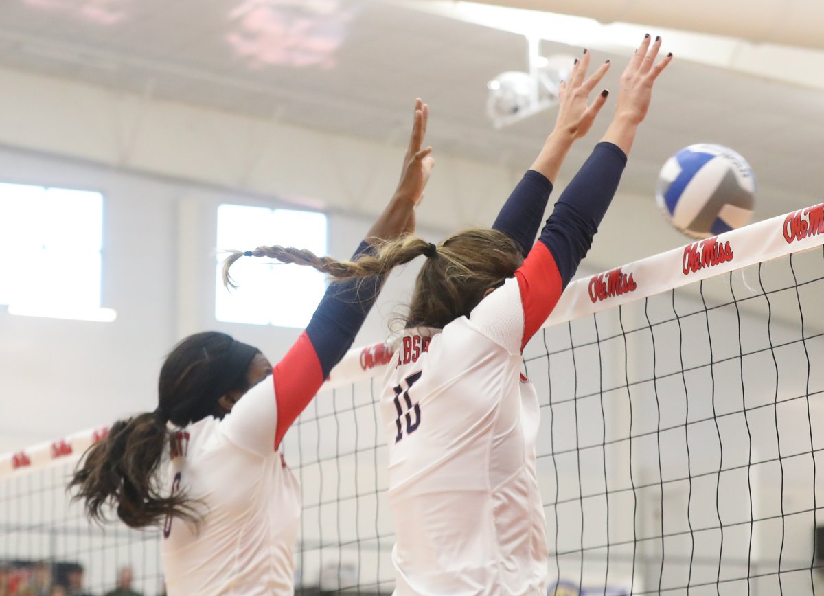 OleMissVB's tweet image. 𝗥𝗲𝗯𝘀 𝘃𝘀. 𝗥𝗮𝘇𝗼𝗿𝗯𝗮𝗰𝗸𝘀 

In the 2017 match vs. Arkansas, Kate Gibson recorded Ole Miss' first triple since 2012 with 18 kills, 11 blocks and 14 digs!