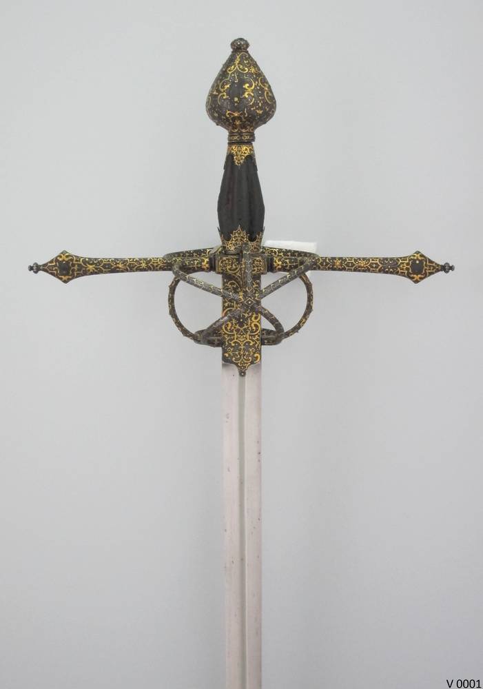 A phenomenally gilt #Rapier reminiscent of the Saxon style,

OaL: 47.7 in/121.1 cm
Blade Length: 41.8 in/106.1 cm
Weight: 2.7 lbs/1.2 kg

#Milan, #Italy, ca. 1550-1570, housed at the <a href="/skdmuseum/">Staatliche Kunstsammlungen Dresden</a>

#weapons #sword #renaissance #skd #art #history