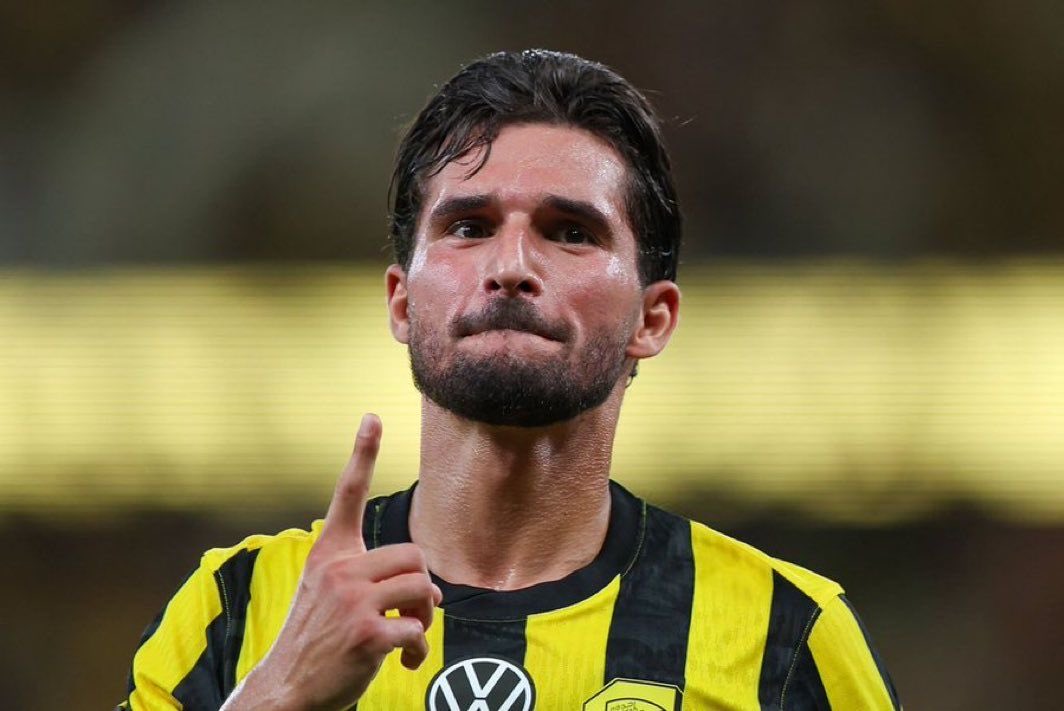 افضل لاعب في الشوط بعد دانيلو الوحيد الى كان ياخذ الكورة ويحاول يبني لعب ويطلع من الضغط خروجه بيزيد مشاكل الفريق وتصعب المباراة علينا اكثر .. على الهموم هاردلك من الان