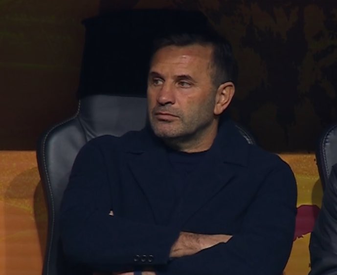 İki sene önce evimizde 10 kişi fb’ye takımı yatırdı. Geçen sene puan farkı erisin diye fb maçını vermek için her şeyi yaptı Lemina engel oldu. Baktı engel oluyor Beşiktaş maçı oynatmadı maçı verdi. Bugün şu maçı vermek için her şeyi yaptı, Alanyaspor atamadı. Okan Buruk istifa!!