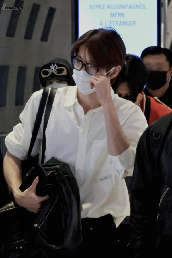 the white button down and glasses combo is doing something very crazy to me