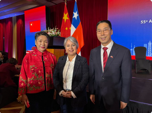 Mientras se realizaba un debate presidencial de EESUR en Valdivia con 4 candidatos, Jara participaba de la conmemoración del Partido Comunista de China.  Pero ella dice que es de centro izquierda.