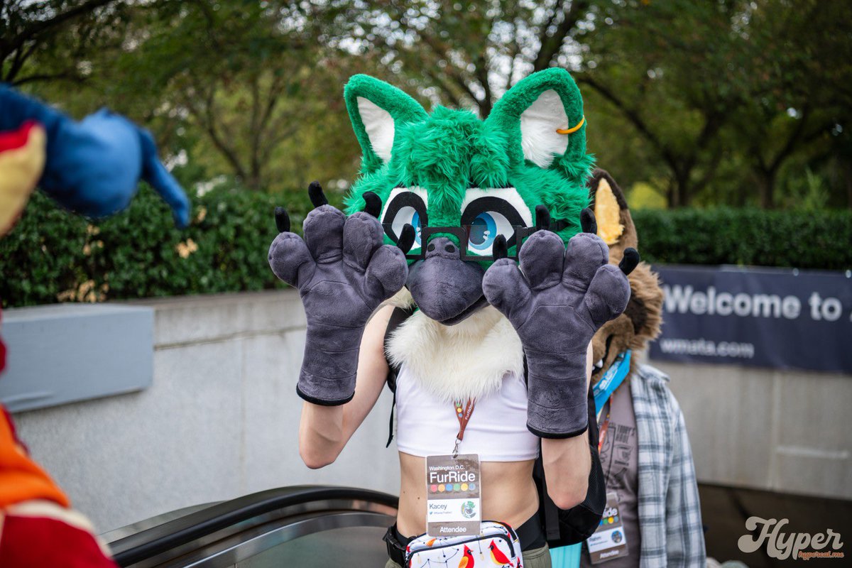 One if these days I'll learn how to pose for photos 🤣

Happy #FursuitFriday 💕