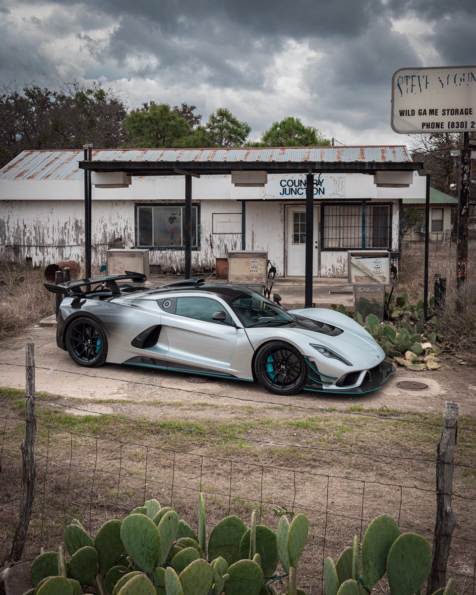 HennesseyPerf's tweet image. Pure power. Pure focus. Pure Venom. 🏴‍☠️

#HennesseyPerformance #VenomF5 #F5 #VenomF5Revolution #CarbonFiber #Carbon #Fade #Hypercar #TopSpec #RafaRacing #V8 #Pennzoil