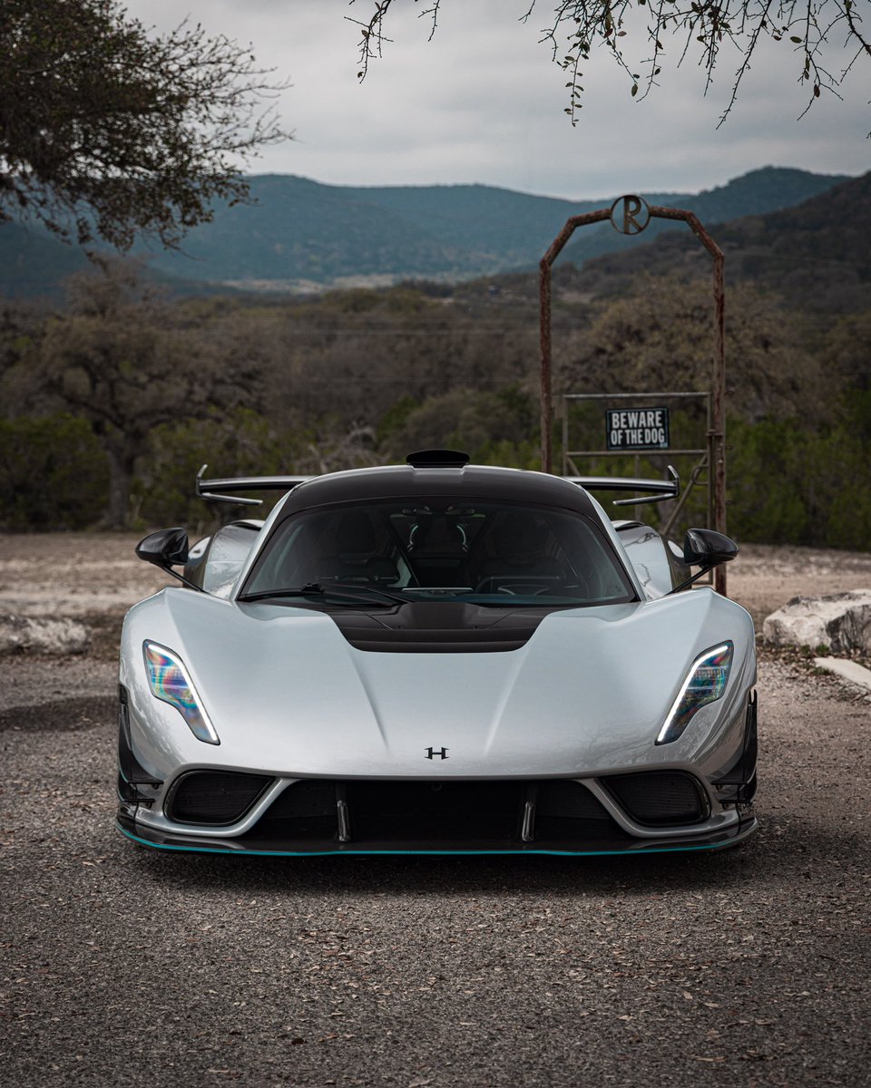 HennesseyPerf's tweet image. Pure power. Pure focus. Pure Venom. 🏴‍☠️

#HennesseyPerformance #VenomF5 #F5 #VenomF5Revolution #CarbonFiber #Carbon #Fade #Hypercar #TopSpec #RafaRacing #V8 #Pennzoil