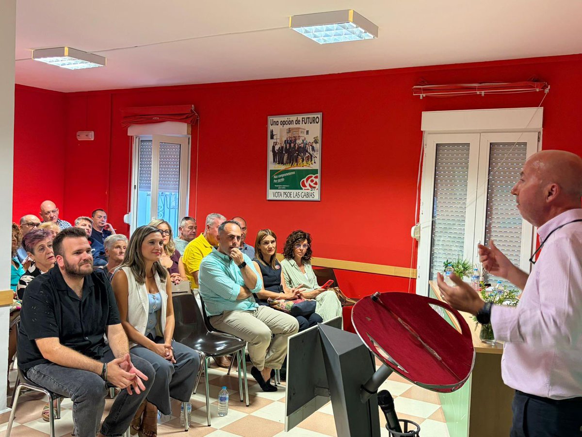 PsoeGranada's tweet photo. 🔴 Reivindicamos en #LasGabias nuestro compromiso con los servicios públicos frente al destrozo de Moreno Bonilla

🌹 Emotivo acto con @MariaMarquez_R en la renovación de @jsalasgabias con Pablo Tirado como secretario general

🙌🏼 La juventud, bandera de las políticas progresistas https://t.co/tPw9W3QjhJ