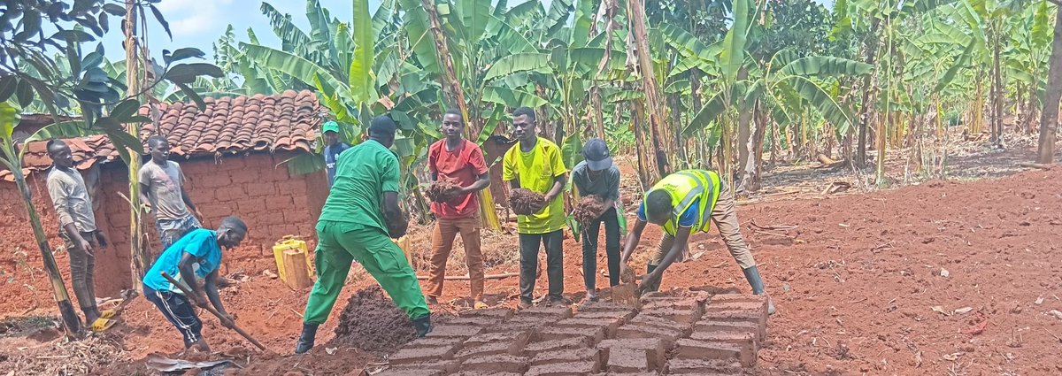 nycngoma's tweet photo. Mu gitondo cyo kuri uyu wa Gatanu  Urubyiruko rwa @NgomaDistrict   rwakoze ibikorwa bitandunye birimo;Kugarura abana bataye ishuri, umuganda wo gufasha  abatishoboye, ruhabwa ibiganiro byagarutse ku ngingo yo kwitabira gahunda ya Youth connekt award 
Kwitabira gahunda za Leta. https://t.co/JOqqpaXftK