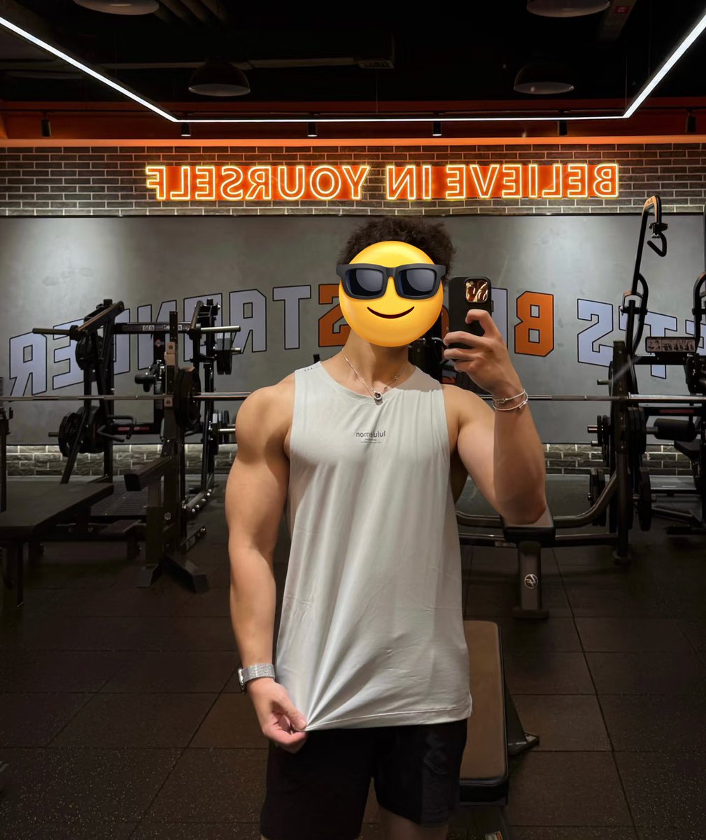 脸基础 身材就不基础（来自深夜的健身房