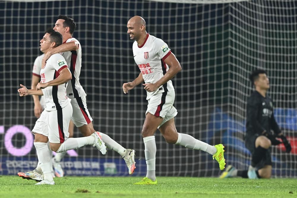 CSLBrasil's tweet image. Em um jogaço com seis gols, Zhejiang e Chengdu Rongcheng empataram por 3x3

Gols de Yago Cariello (2) e Owusu-Sekyere para o Zhejiang e Rômulo (2 e Tim Chow para o Chengdu
