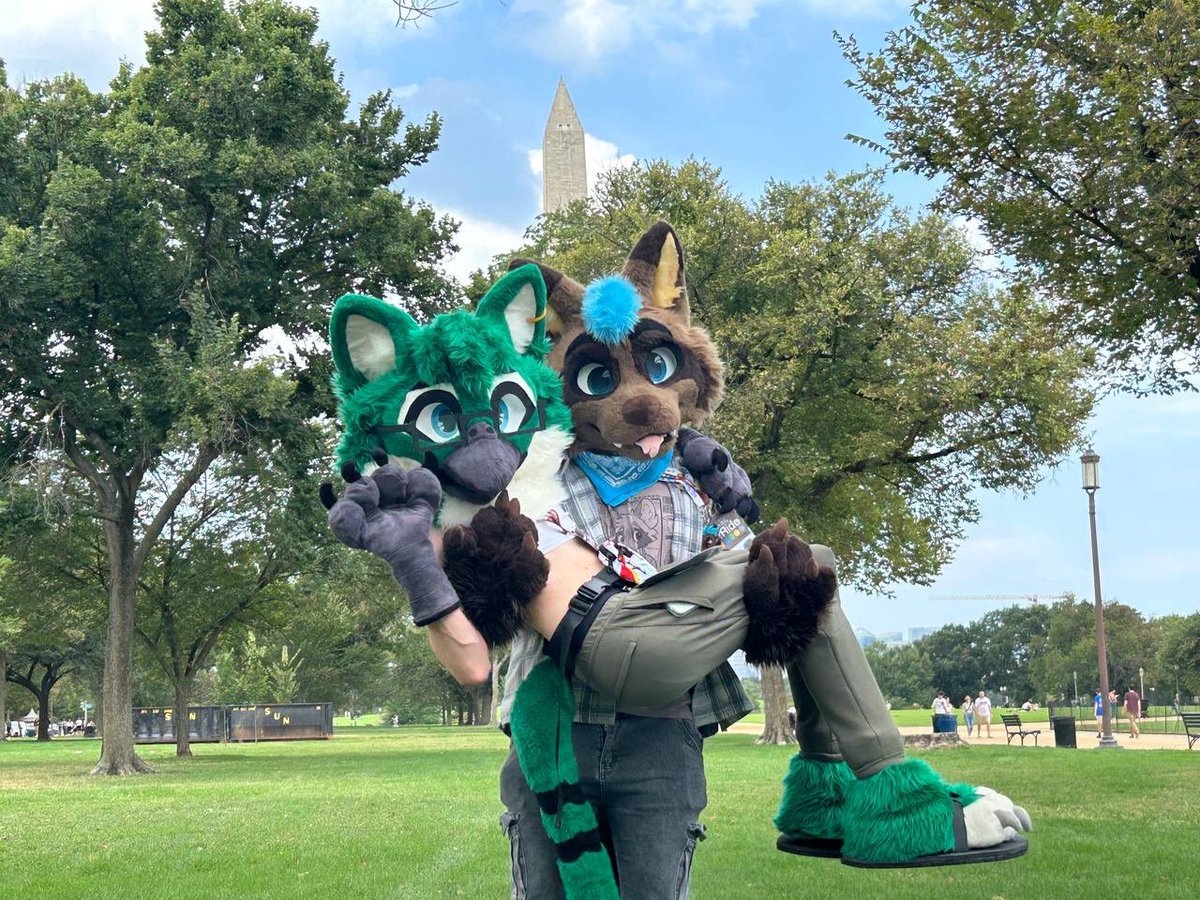 Raccoons are so good at picking up chicks on the National Mall 😘 

w/<a href="/KaceyTheBird/">Dr. Kacey 🎃</a> 💕 
📸 <a href="/CloudyCanine/">Pooch!</a> 

#FursuitFriday