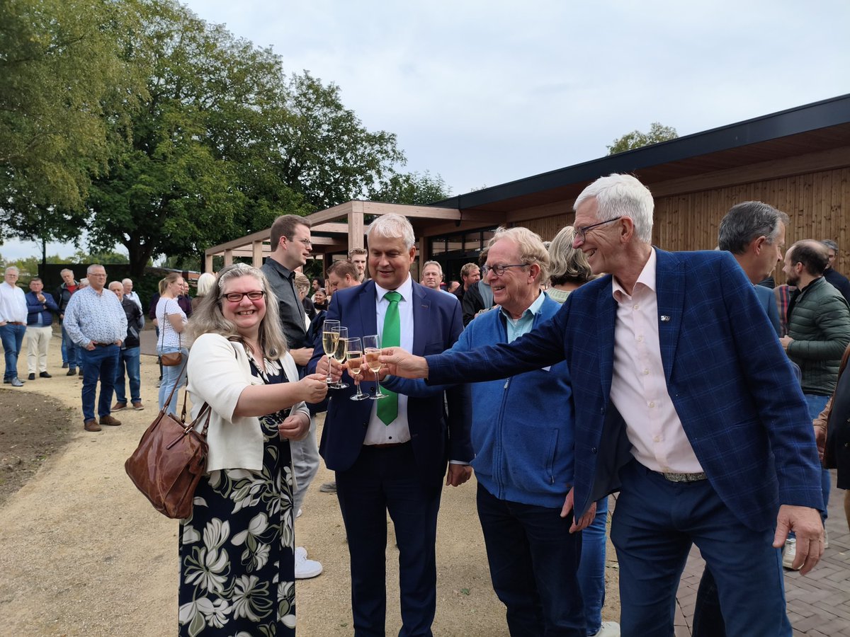 arjenkorevaar's tweet image. Wethouders De Heer en Oosterwijk openden vanmiddag het nieuwe buurthuis Bronveld in Barneveld. Super mooie plek voor ontmoeting en een prachtige locatie voor de voedselbank!