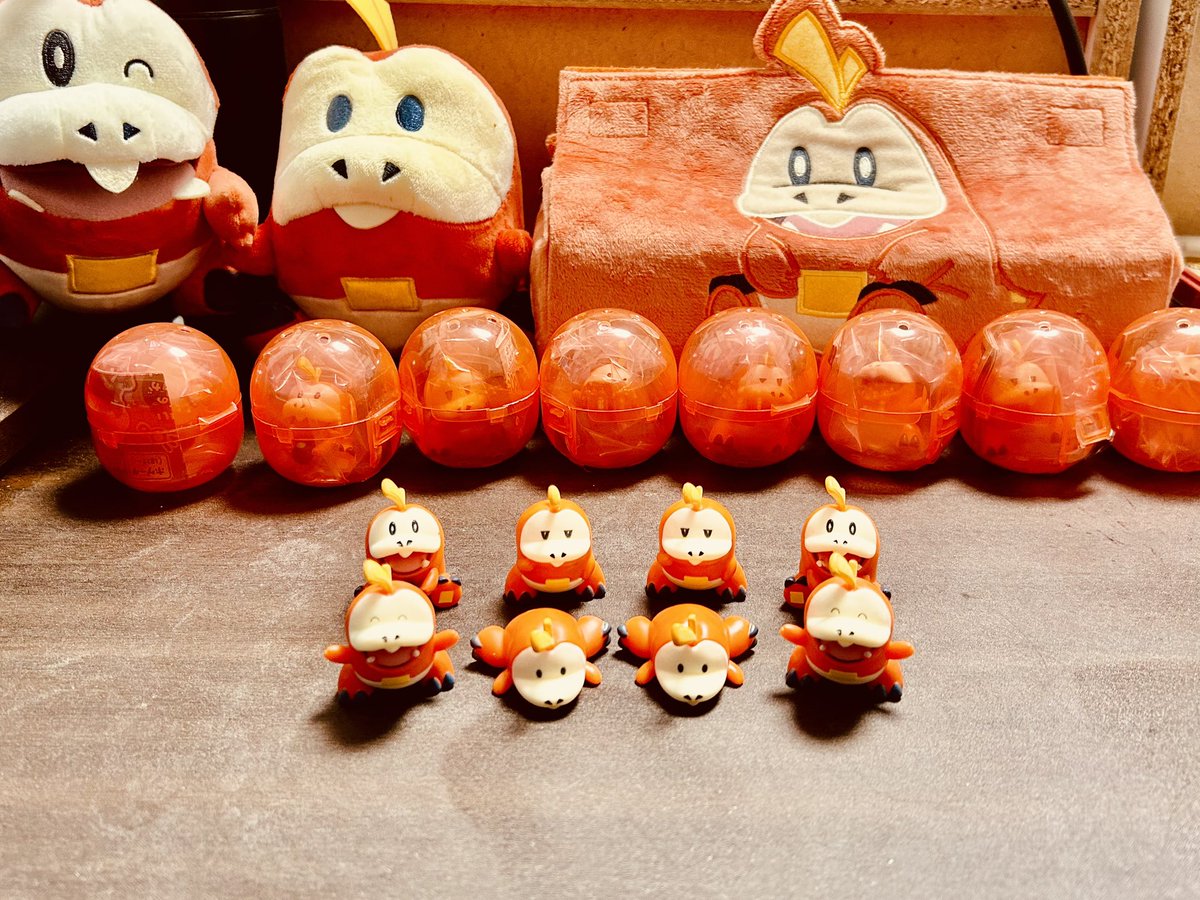 rio_splatoon08's tweet photo. 3時間ほどガチャガチャ屋をハシゴしまくった結果😭
見つけた嬉しさで勢い余ってちょっと買いすぎたけど可愛いのでヨシ！ https://t.co/ehOtyo2pon