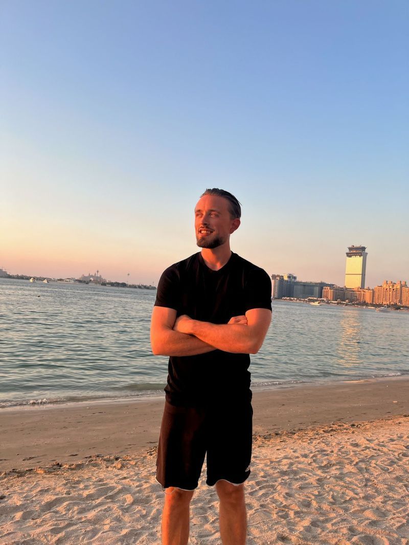 The 5AM Club is an incredibly stupid idea for most entrepreneurs.

I know, on Twitter and Instagram you have to appear as productive and hardworking as possible.

And for many, that means forcing yourself to wake up before 6 AM.

Anyone who sleeps in couldn't possibly even try