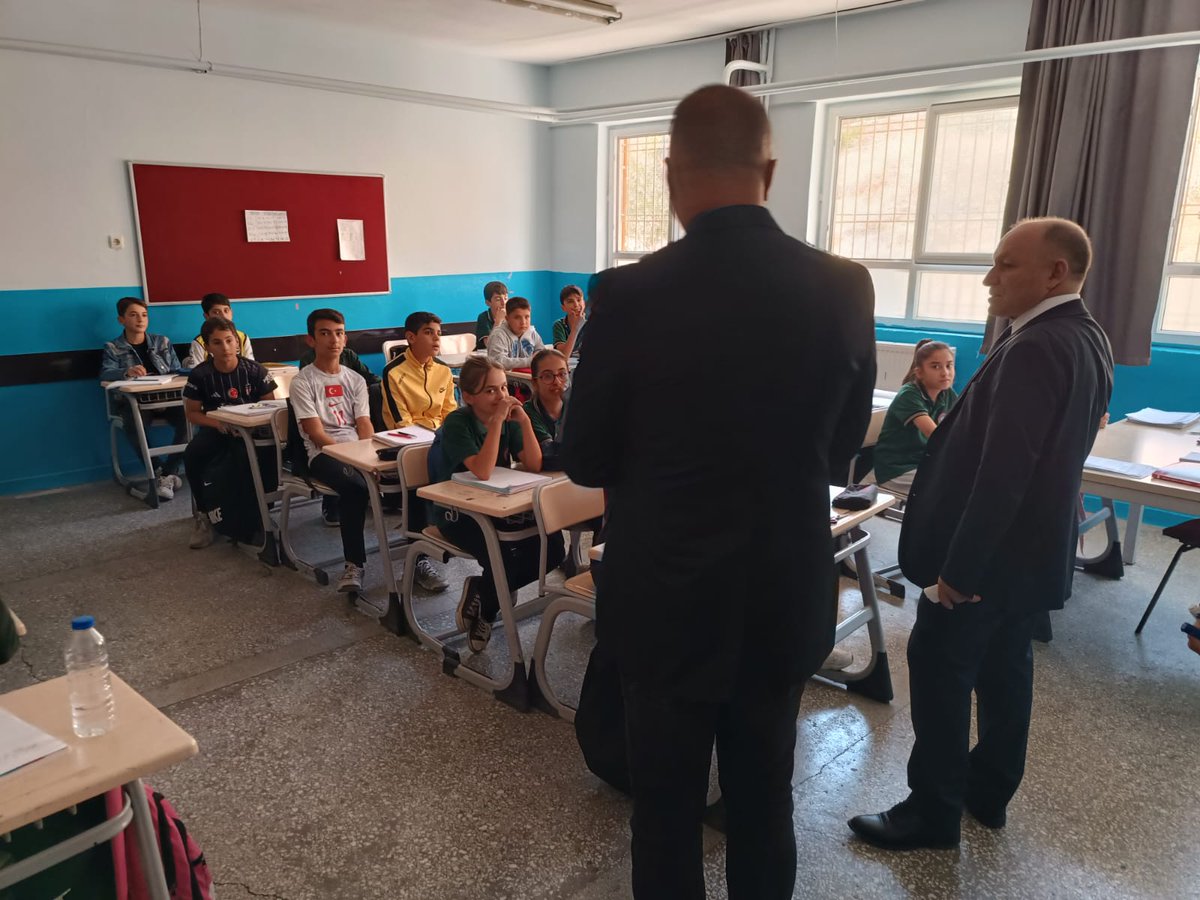 19Yesilli's tweet photo. Müdürümüz Sn. Mustafa KAHRAMAN okulumuzu ziyaret ederek ilkokulda yapılan okuma çalışmalarını yerinde inceledi. Ortaokul öğrencileriyle sohbet ederek onların düşünce ve taleplerini dinledi.
@tcmeb
@mardinilmem
@ali_eyyupkoca
@Yesillimem1 
@MstfaKAHRAMAN 
@SuleymnAKIN 
@halefblt https://t.co/8xySMYM7pd