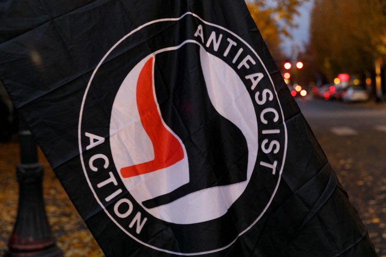 Frontieresmedia's tweet image. La France doit-elle classer les Antifas comme une organisation terroriste ? ⤵️