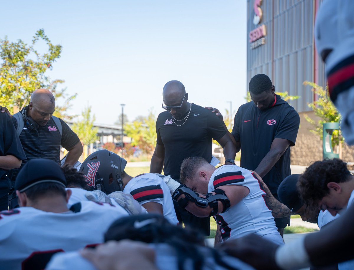 BrandonYounger's tweet photo. One of the things I’m most proud about with this year’s team is how they are naturally growing closer to God together. We all fall short of the Glory, but our intention to grow in our faith has been inspiring. AGTG! 🙏🏾🦉 https://t.co/kt3VfIHXUc