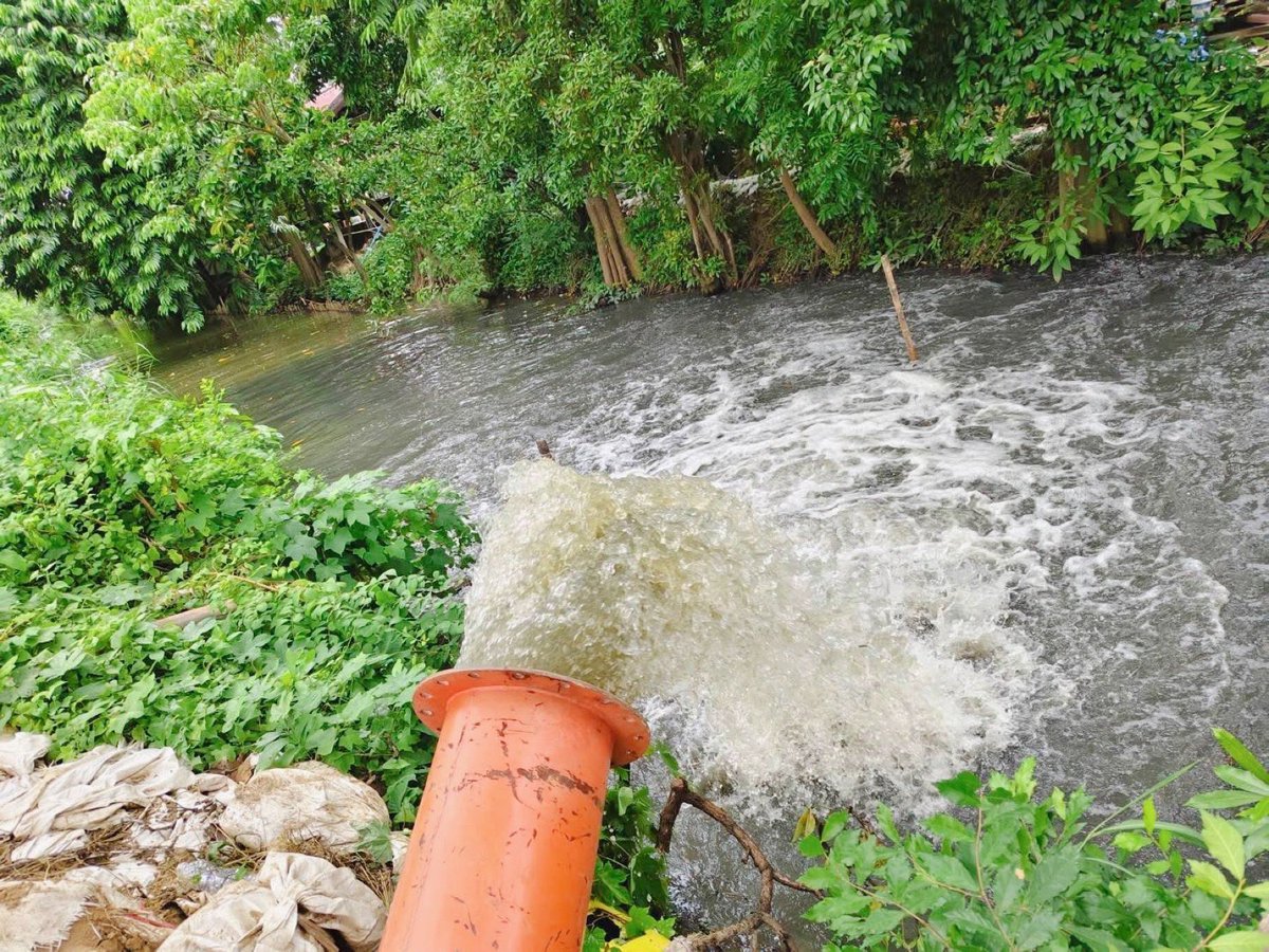 ผู้ว่าราชการจังหวัดนนทบุรี และนายกเหล่ากาชาดจังหวัดนนทบุรี และปลัดจังหวัดนนทบุรี เยี่ยมให้กำลังใจการป้องกันน้ำท่วมบริเวณเขื่อนชั่วคราวคลองวัดไทร ของเทศบาลตำบลบางสีทอง 25.09.68